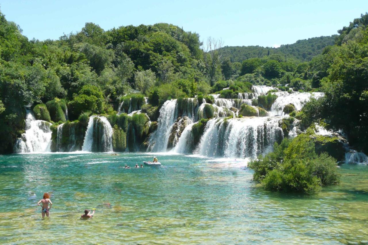 Villa Flora Maris Apartments Privlaka  Dış mekan fotoğraf